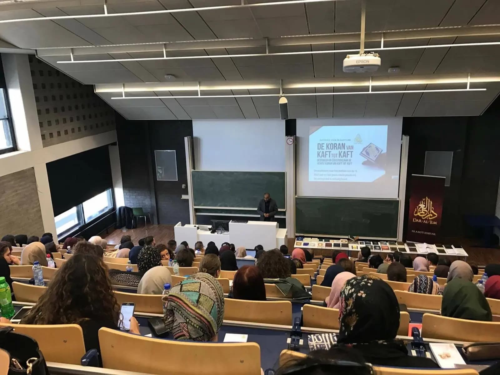 Een volle collegezaal tijdens een klassikale les van De Koran van Kaft tot Kaft