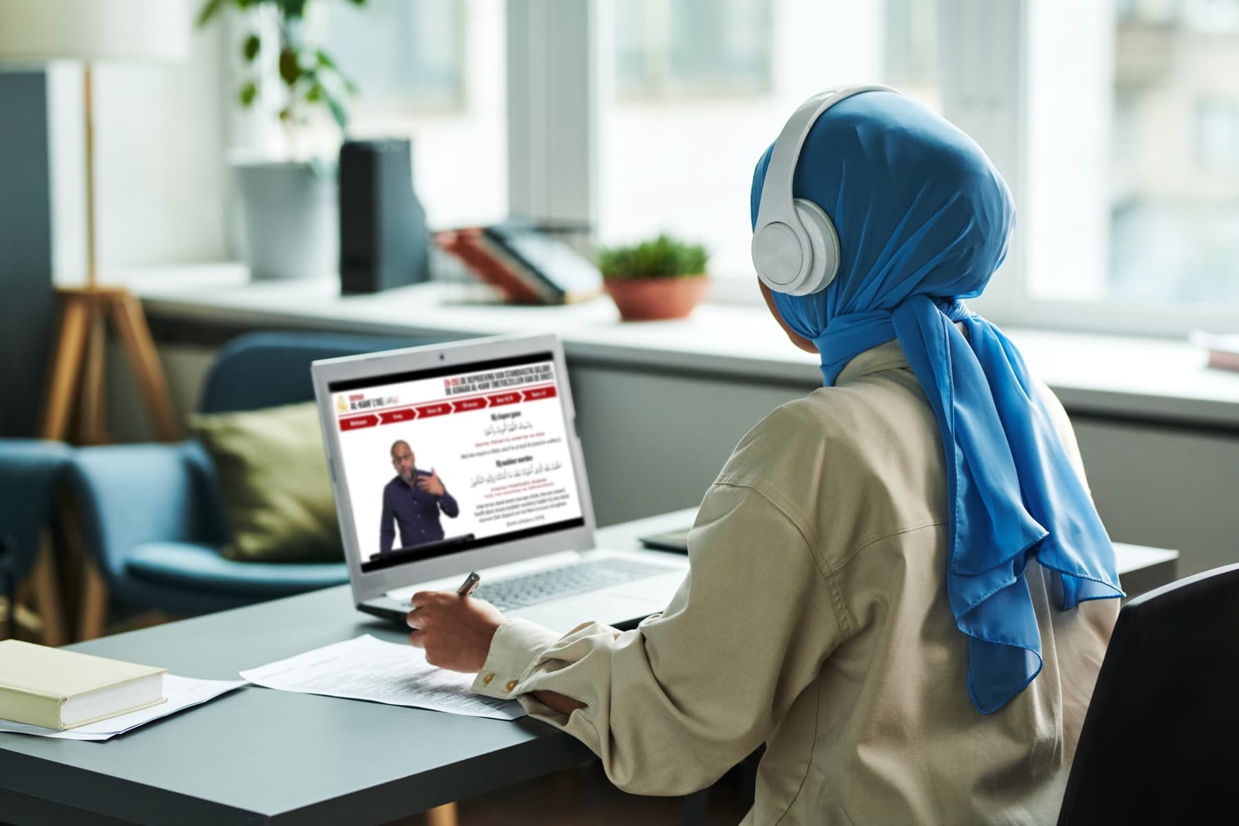 Studente volgt een online les van De Koran van Kaft tot Kaft