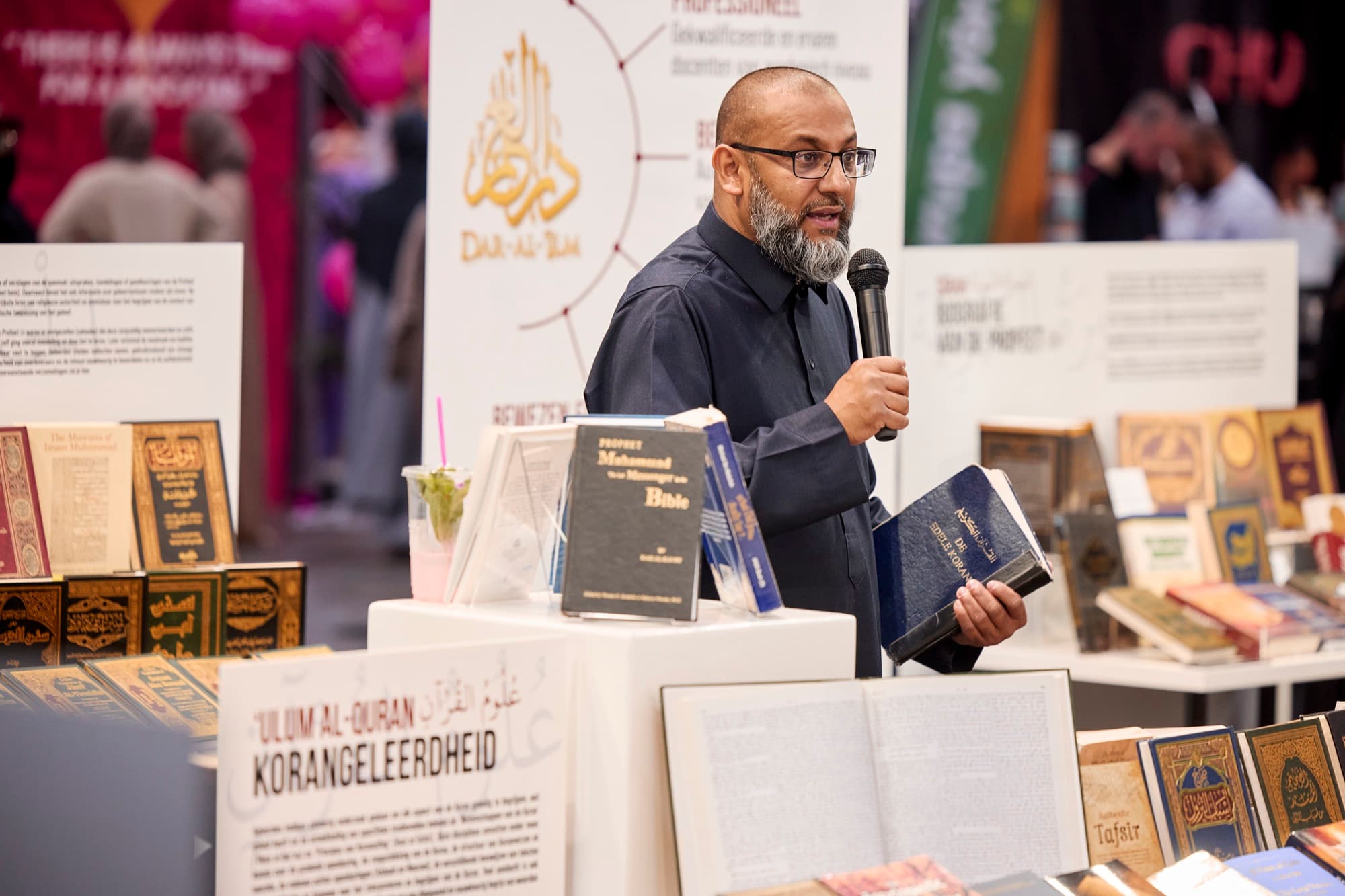 Ustadh Saoed Khadje geeft les met de Koran in zijn hand