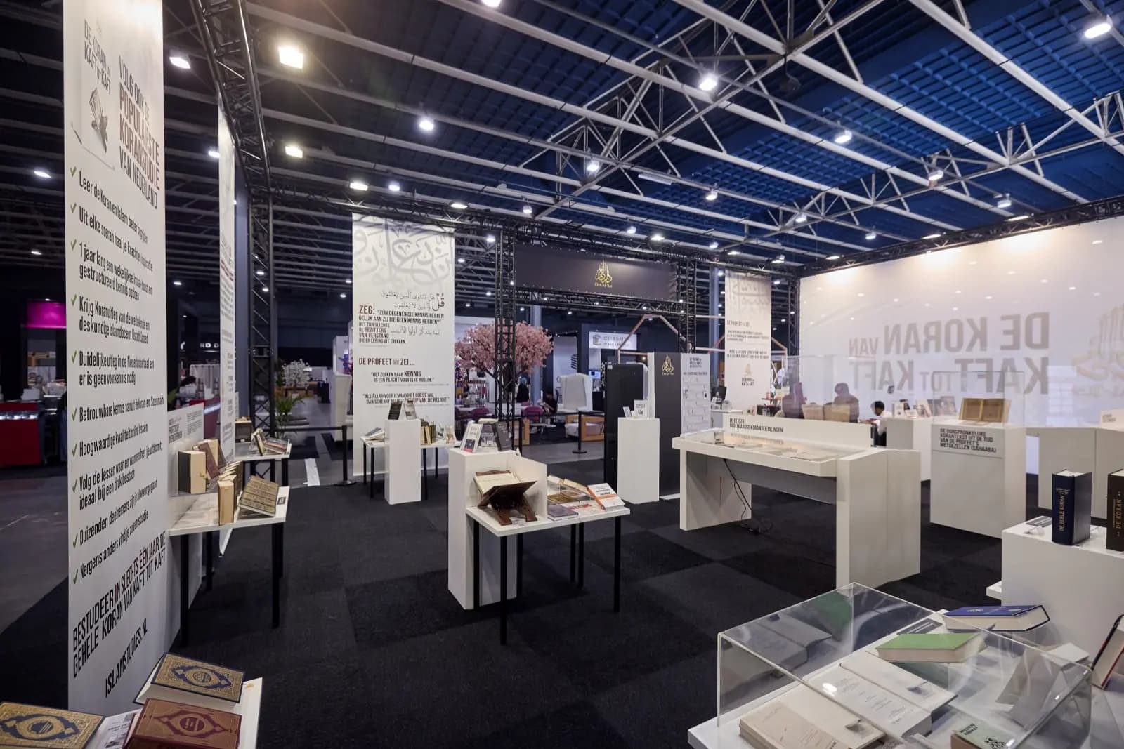 Overzicht van de expositie, met informatieborden over de studie