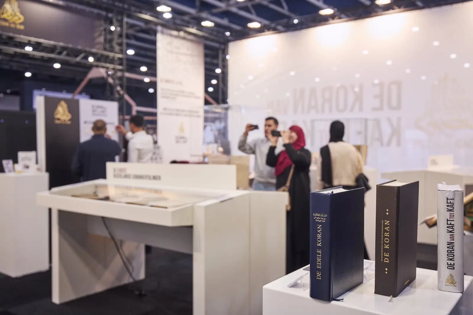 Werken uit de privébibliotheek van Ustadh Saoed, tentoongesteld op de expositie