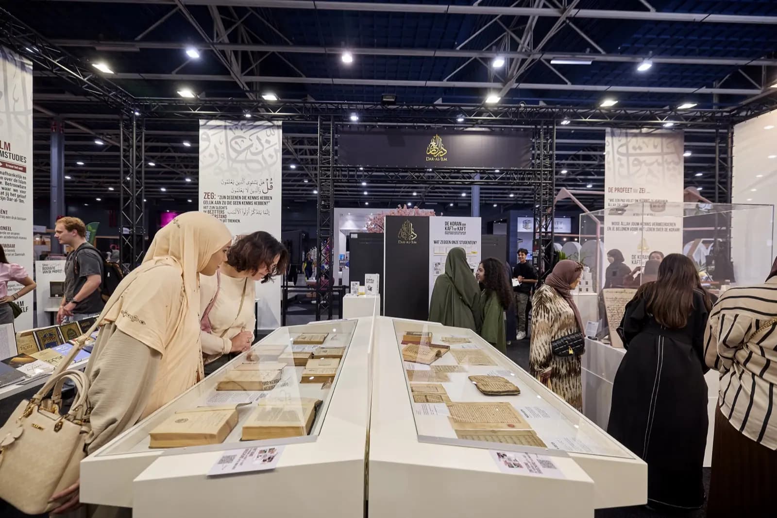 Werken uit de privébibliotheek van Ustadh Saoed, tentoongesteld op de expositie