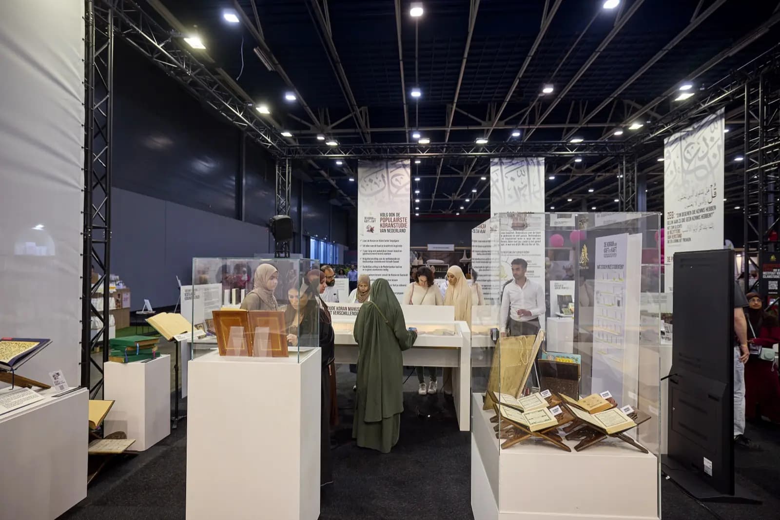 Werken uit de privébibliotheek van Ustadh Saoed, tentoongesteld op de expositie