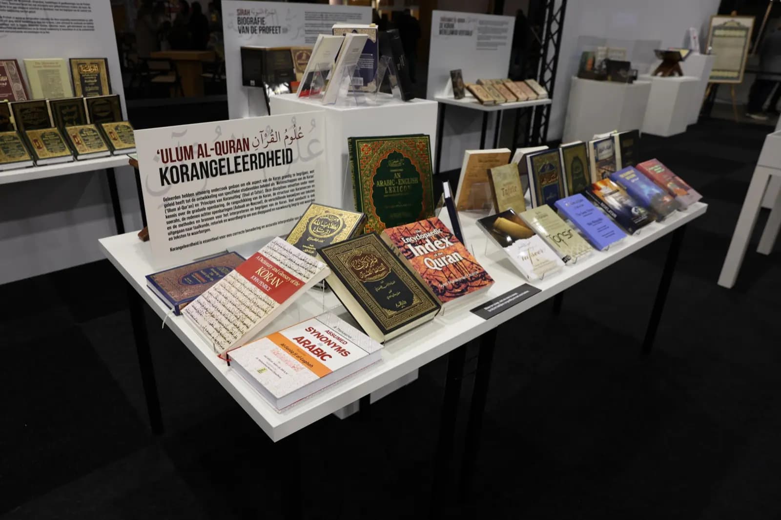 Een tafel met werken over ‘Ulum al-Quran, de Korangeleerdheid