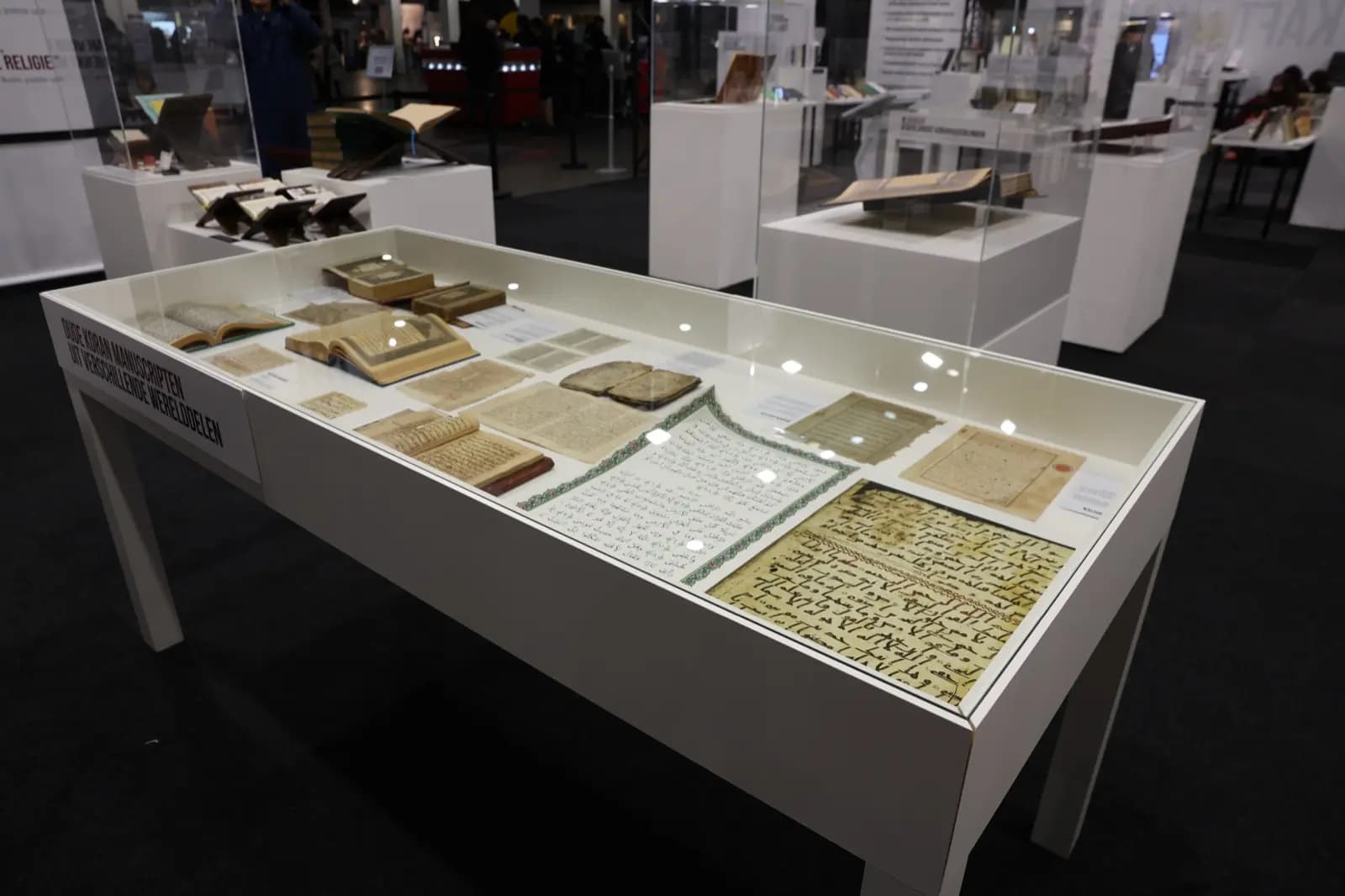 Werken uit de privébibliotheek van Ustadh Saoed, tentoongesteld op de expositie