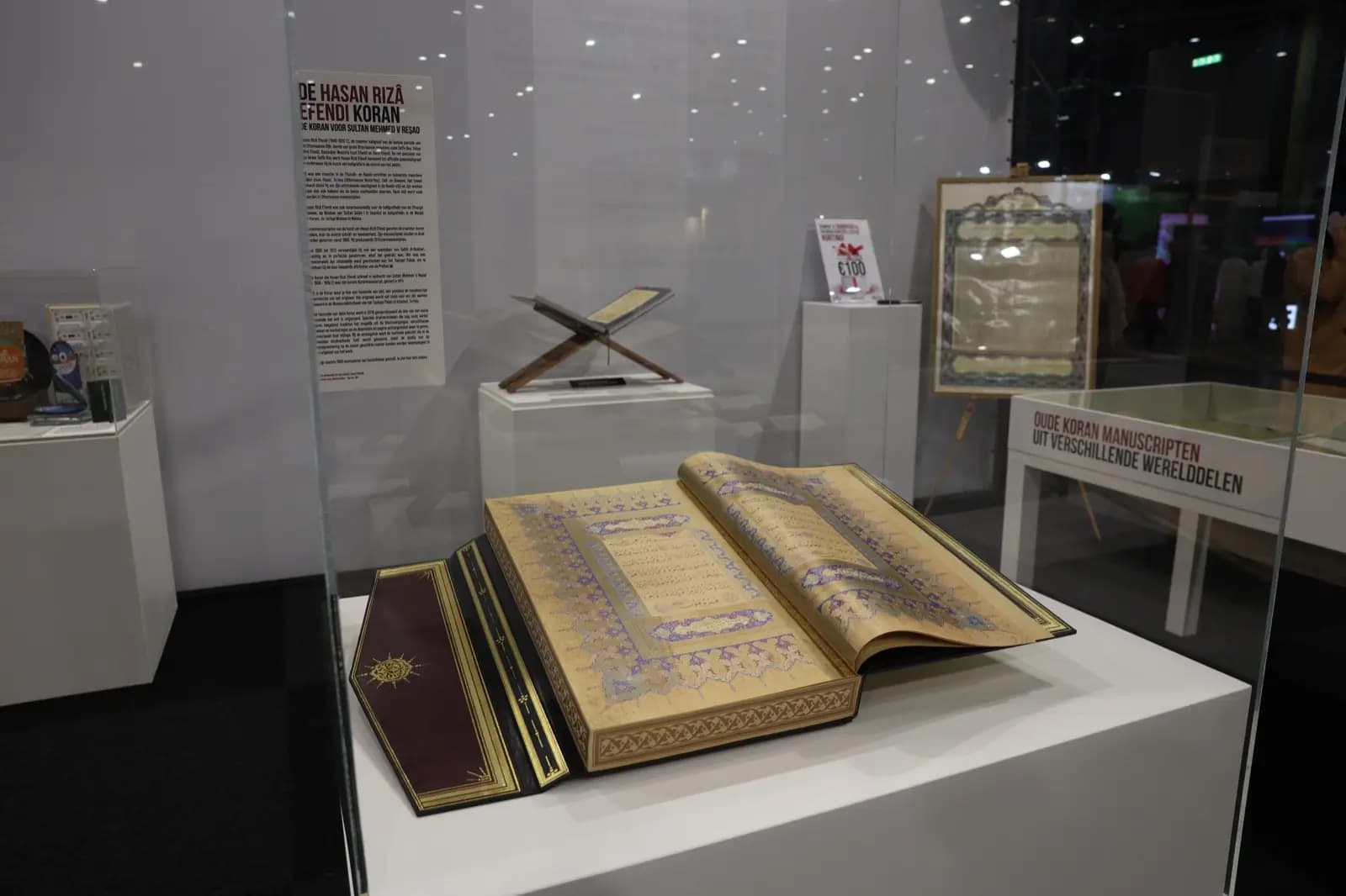 Werken uit de privébibliotheek van Ustadh Saoed, tentoongesteld op de expositie