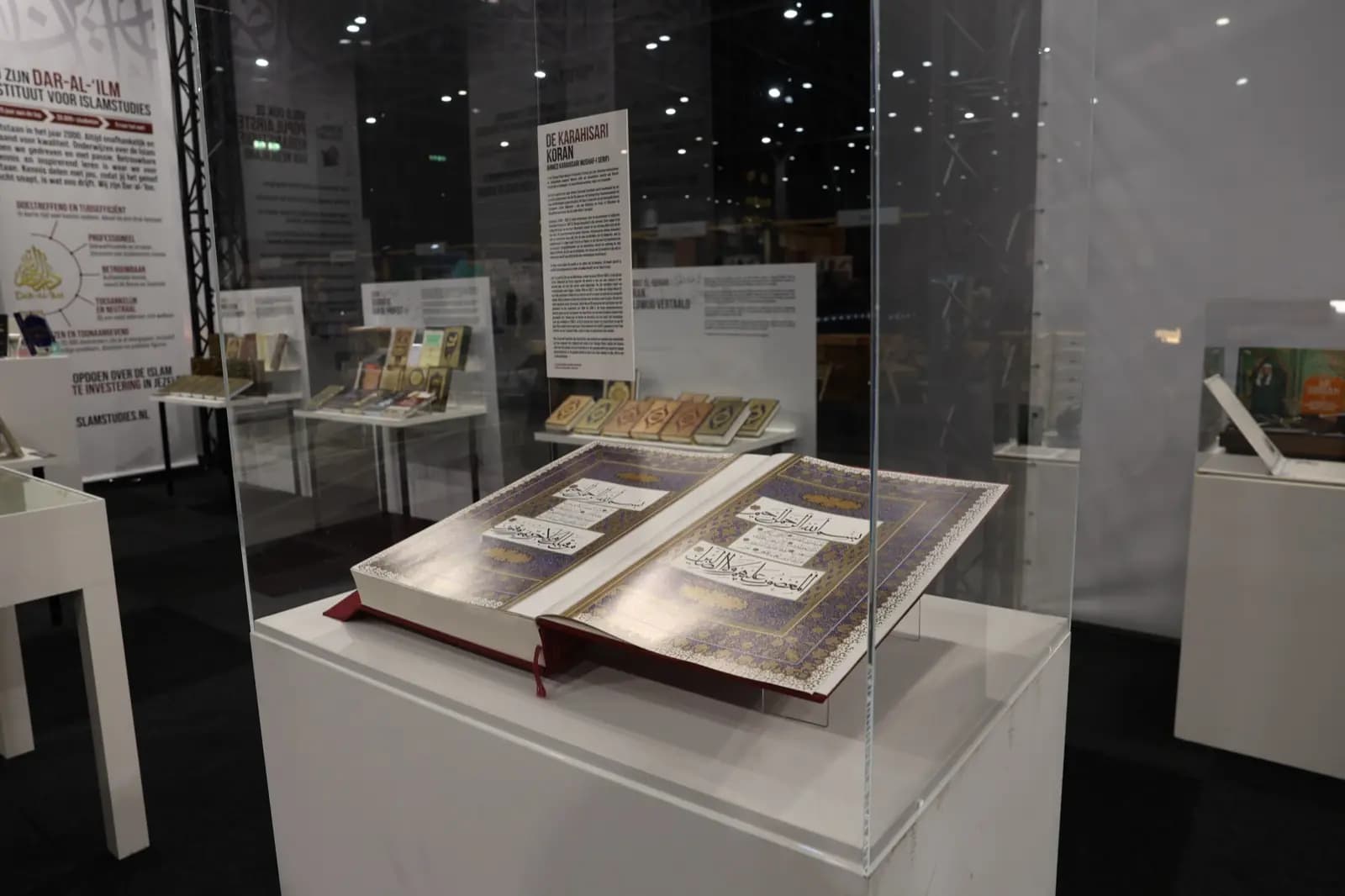 Werken uit de privébibliotheek van Ustadh Saoed, tentoongesteld op de expositie