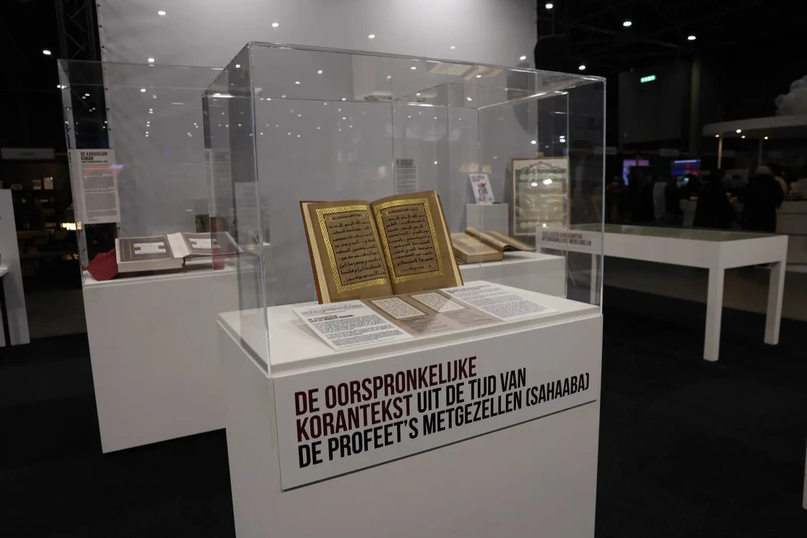 Werken uit de privébibliotheek van Ustadh Saoed, tentoongesteld op de expositie