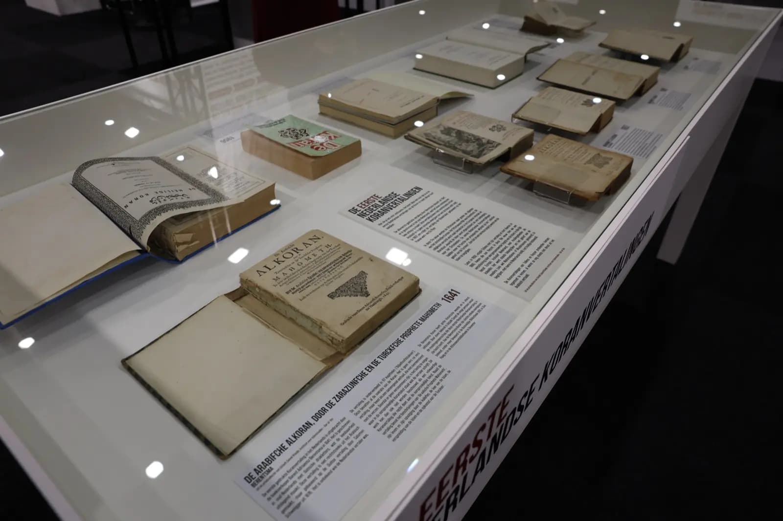 Werken uit de privébibliotheek van Ustadh Saoed, tentoongesteld op de expositie