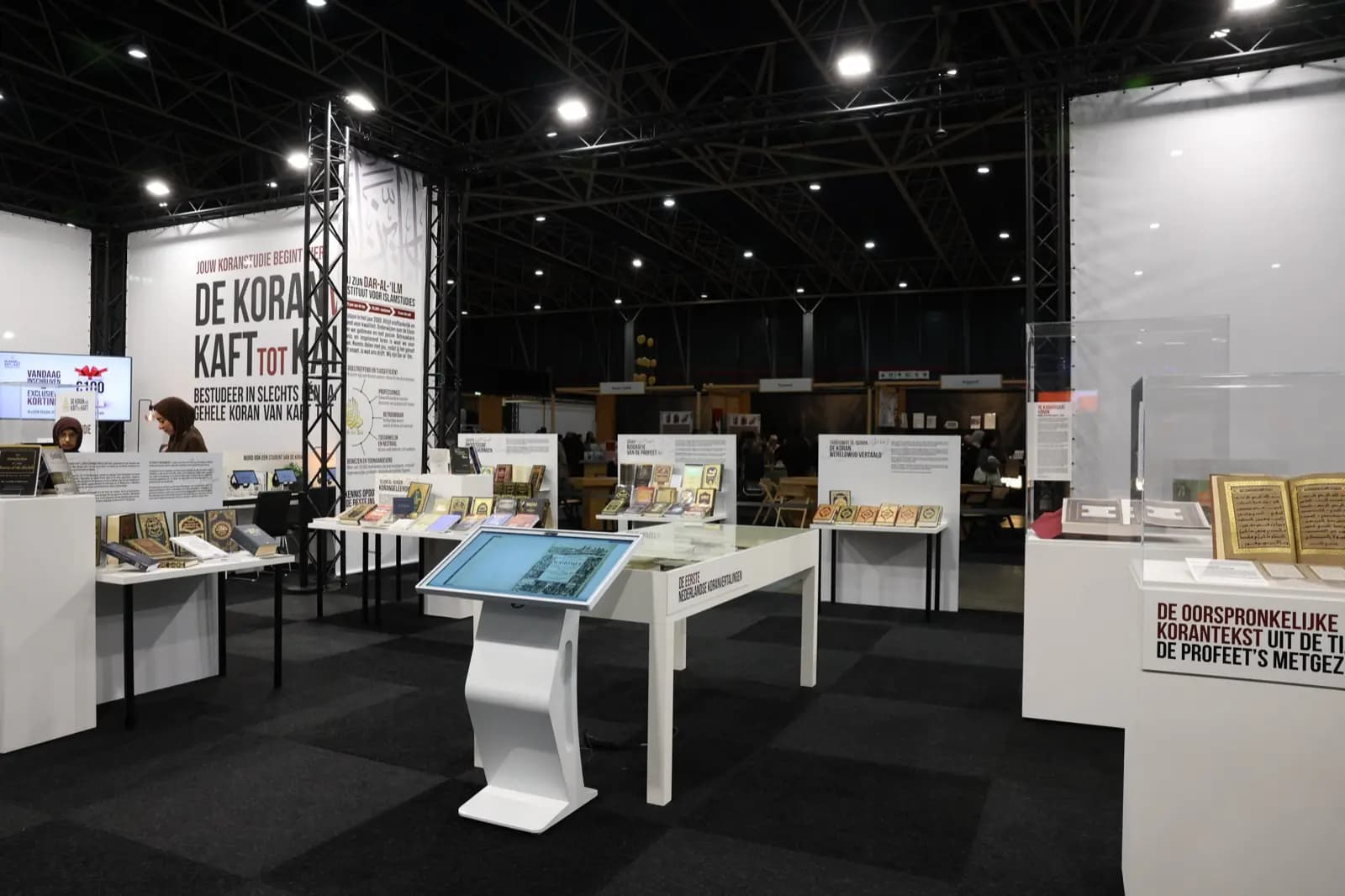 Werken uit de privébibliotheek van Ustadh Saoed, tentoongesteld op de expositie