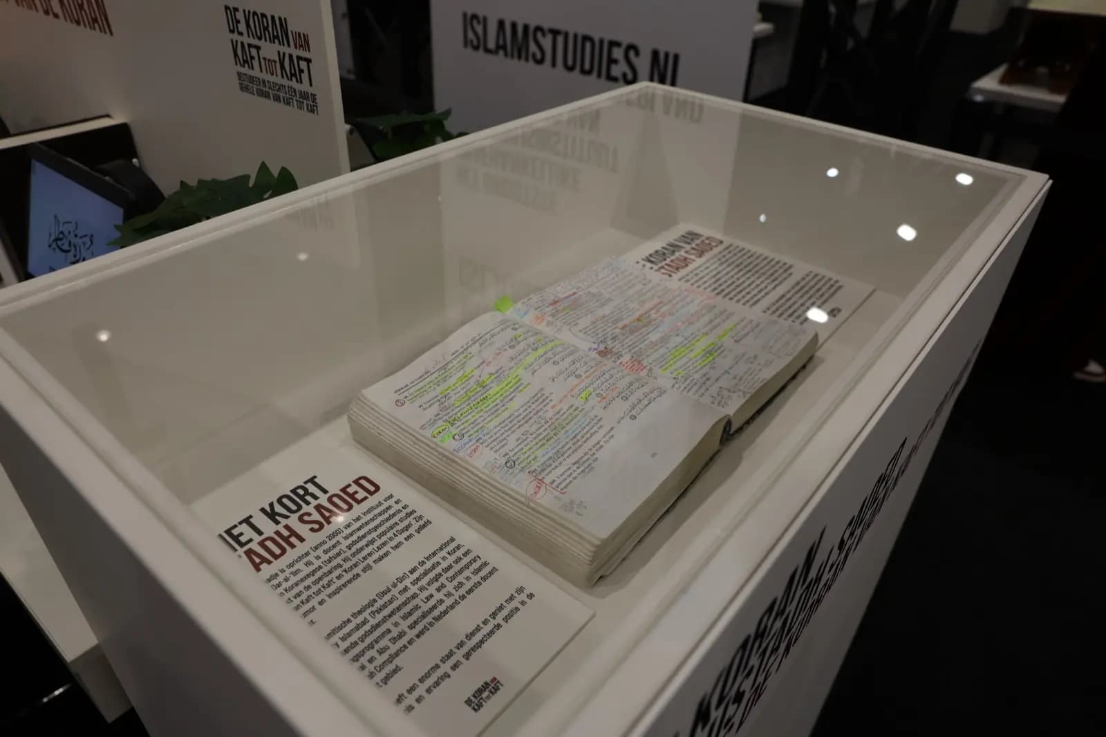 Werken uit de privébibliotheek van Ustadh Saoed, tentoongesteld op de expositie
