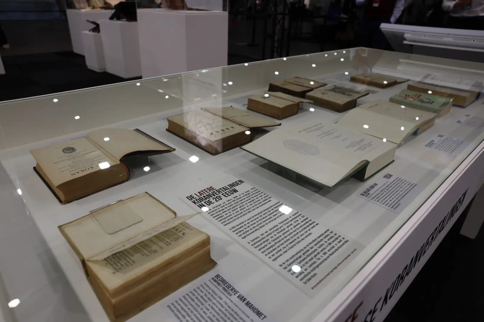 Werken uit de privébibliotheek van Ustadh Saoed, tentoongesteld op de expositie
