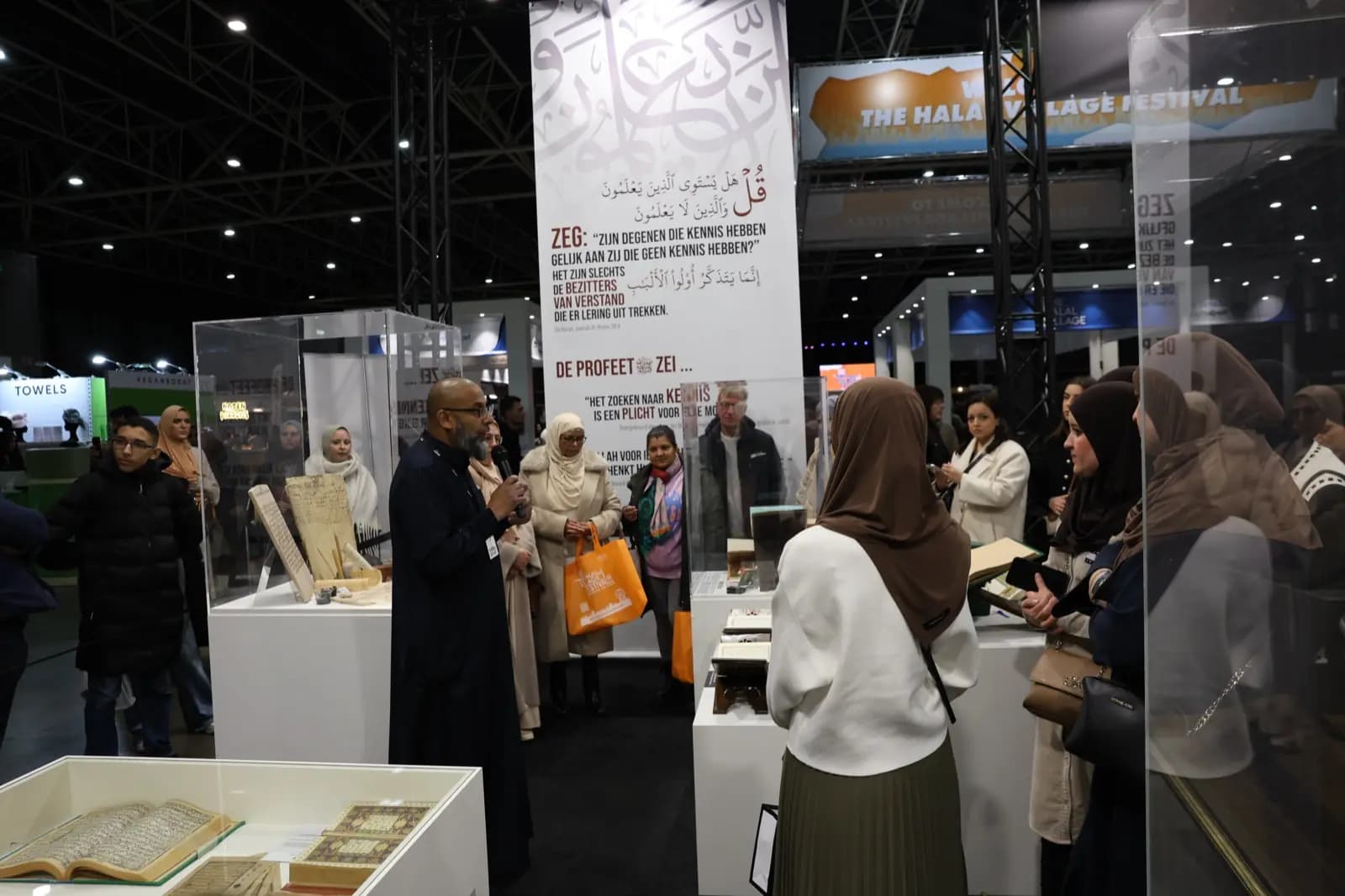 Werken uit de privébibliotheek van Ustadh Saoed, tentoongesteld op de expositie